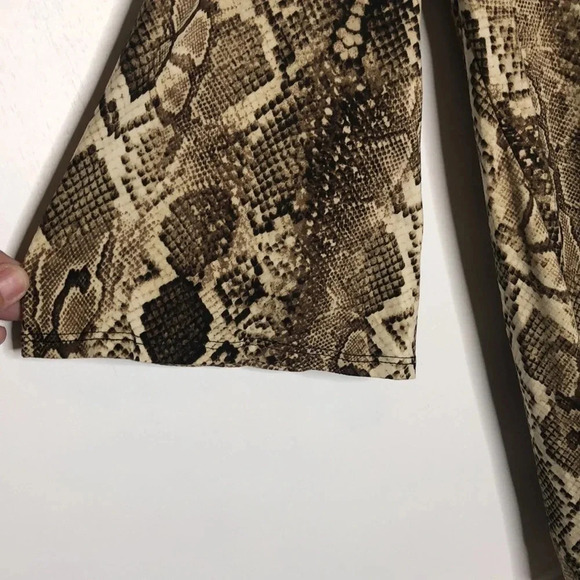 🌸NEW🌸 JORDAN TAYLOR Snake Print Top - Picture 3 of 7